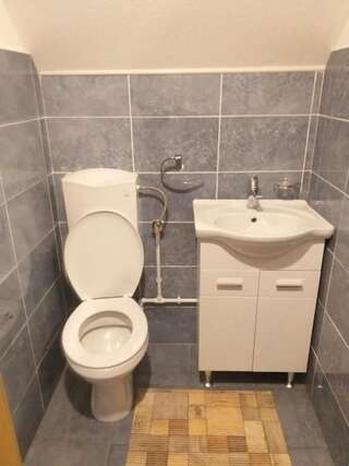 Загородные дома Domaćinstvo Krstajić Жабляк Двухместный номер с 2 отдельными кроватями, вид на сад-10